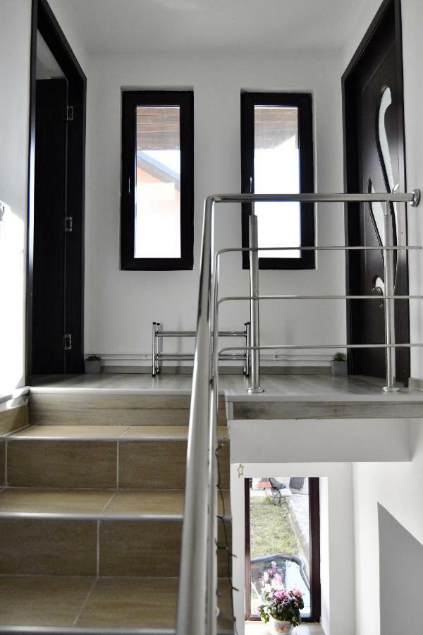 Upstairs Residence Târgu Jiu Esterno foto